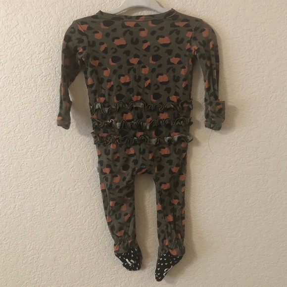 Posh Peanut Babys Eli Cheetah Print Footie with Ruffles in Green - Size Newborn - Picture 5 of 6